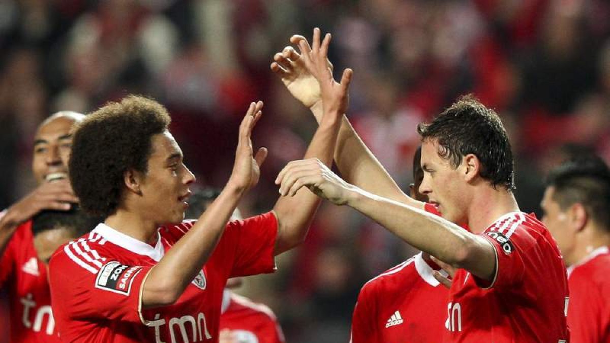 Los jugadores del Benfica celebran el gol marcado por Nolito ante el Vitoria de Setubal.