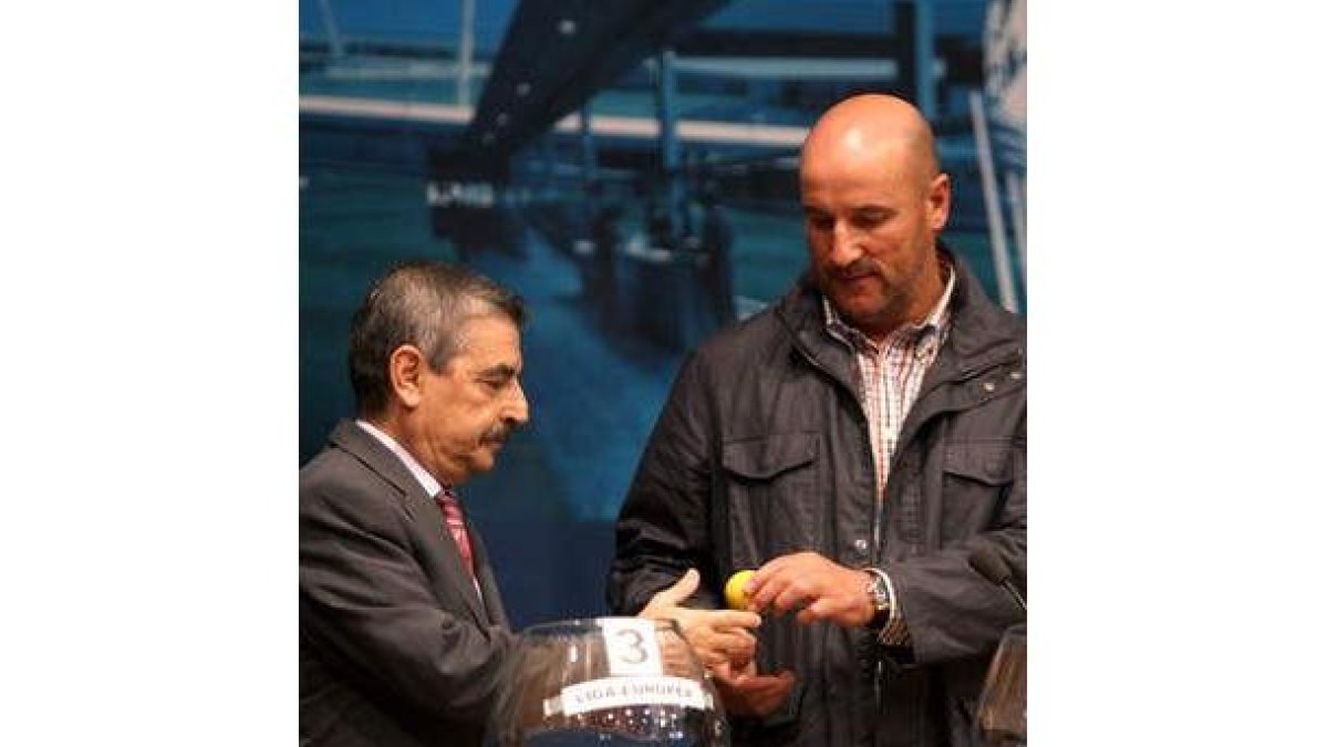Dionisio Elías, Mezquita y el representante del Barça, Francisco Martínez, tras el sorteo.