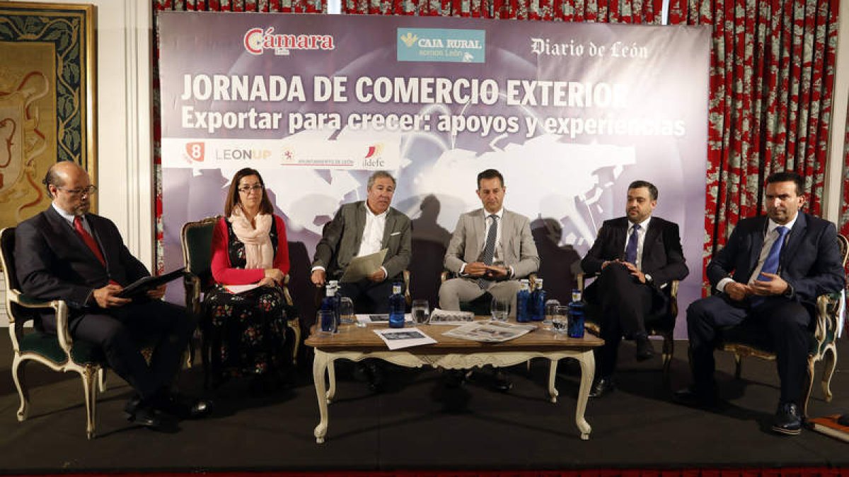 Luis Miguel Lorenzo, Victoria Valbuena, Joaquín S. Torné, Alberto Fernández Sutil, Francisco Carro y Javier Bernardo, en la jornada celebrada ayer. MARCIANO PÉREZ