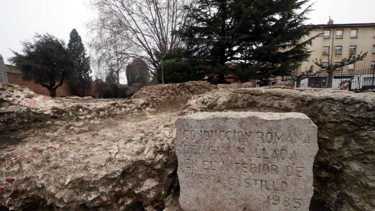 Conducción romana con inscripción ubicada en el parque del Cid y en la que se puede leer que data de 1985.