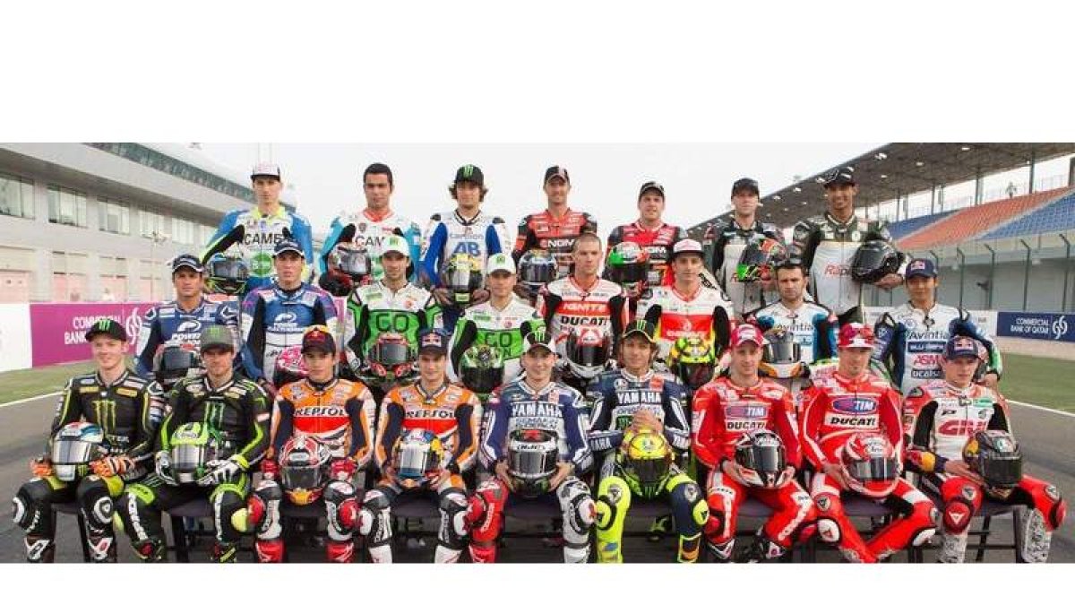 Foto de familia de los 24 pilotos que conforman MotoGP, categoría en la que Lorenzo, Pedrosa, Márquez y Rossi son los favoritos.