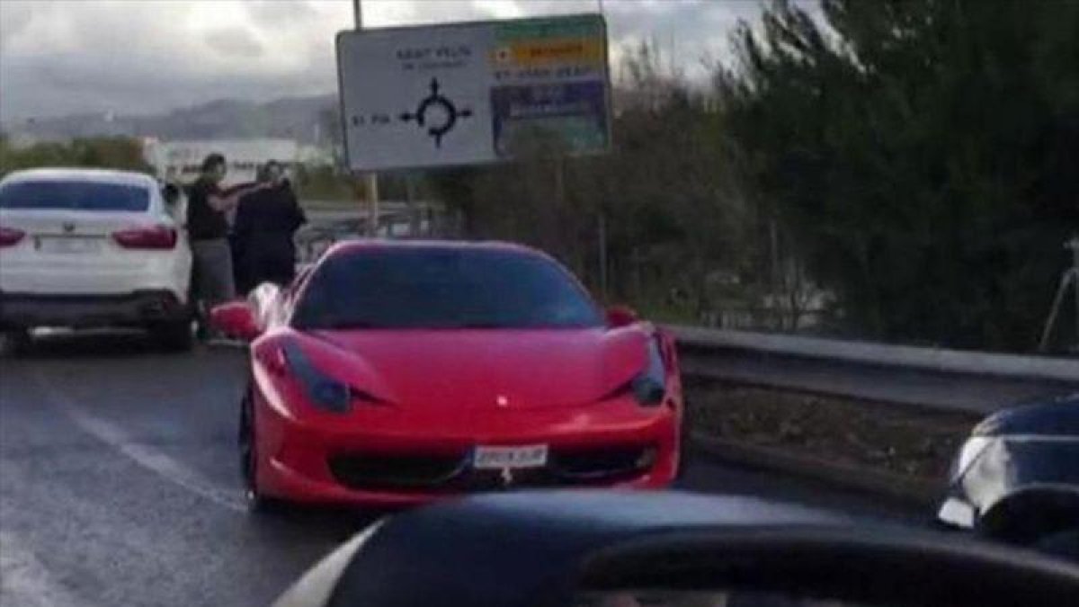 El Ferrari de Neymar, parado contradirección.