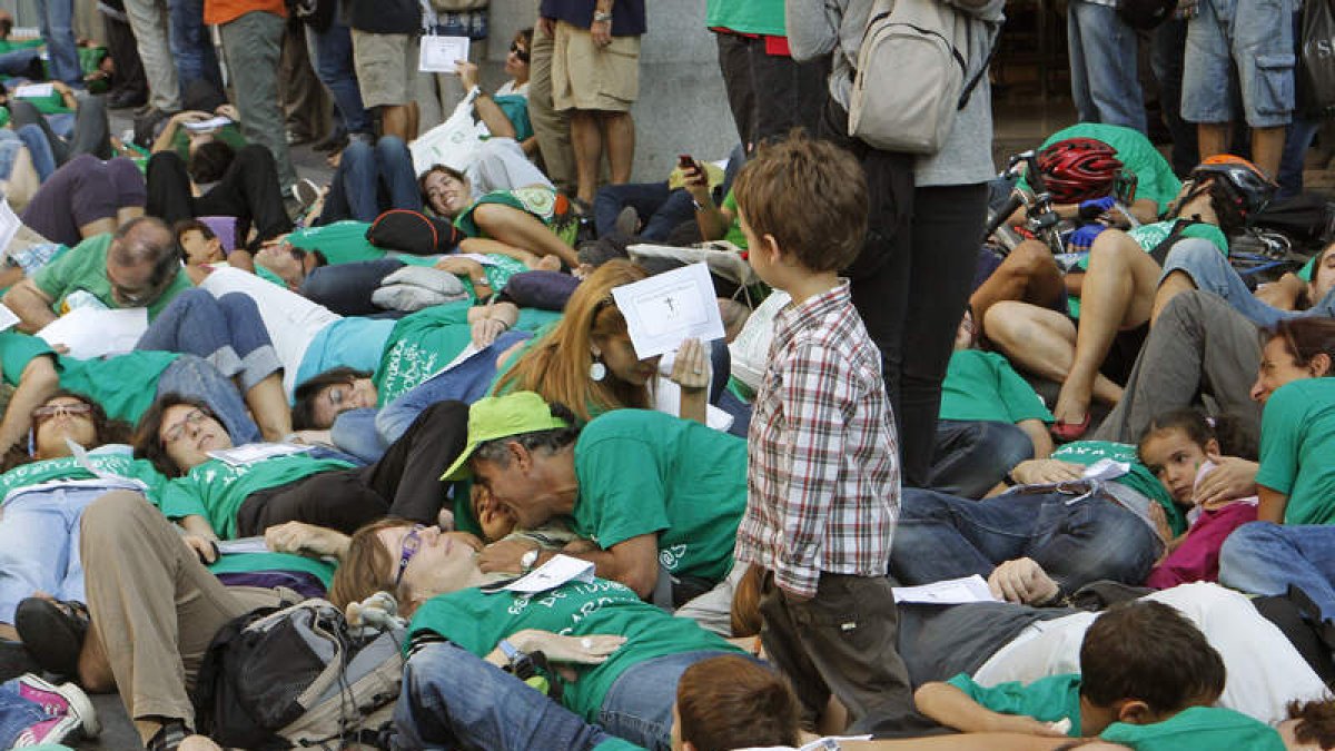 Las esquelas representan el fallecimiento de la educación.