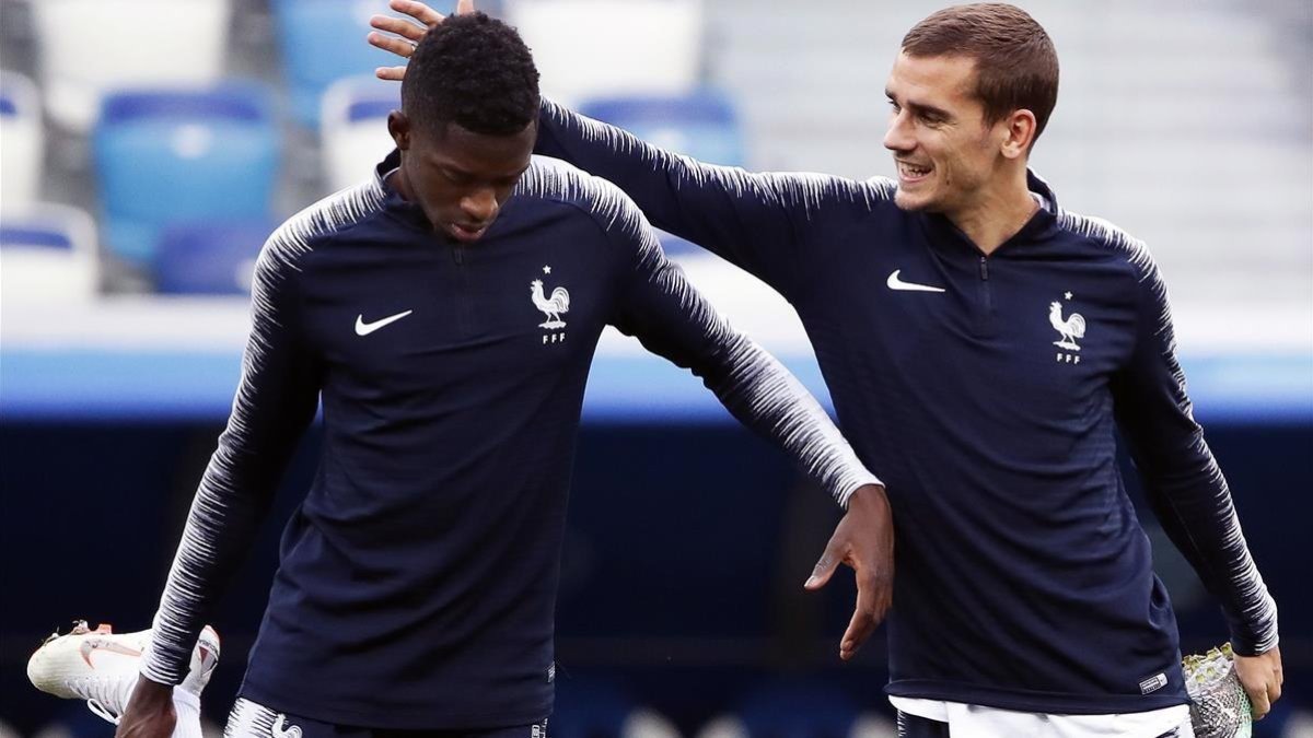 Griezmann bromea con Dembélé en el entrenamiento de Francia de este jueves.