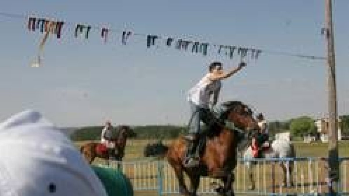 En la carrera de cintas se dieron cita alrededor de treinta caballos con jinetes de León y Asturias