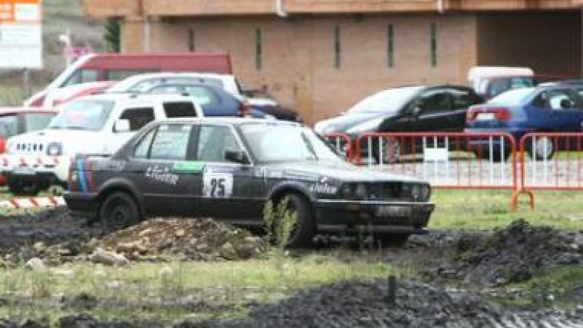 La carrera puso a prueba la resistencia de máquinas y pilotos, aunque el trazado era corto