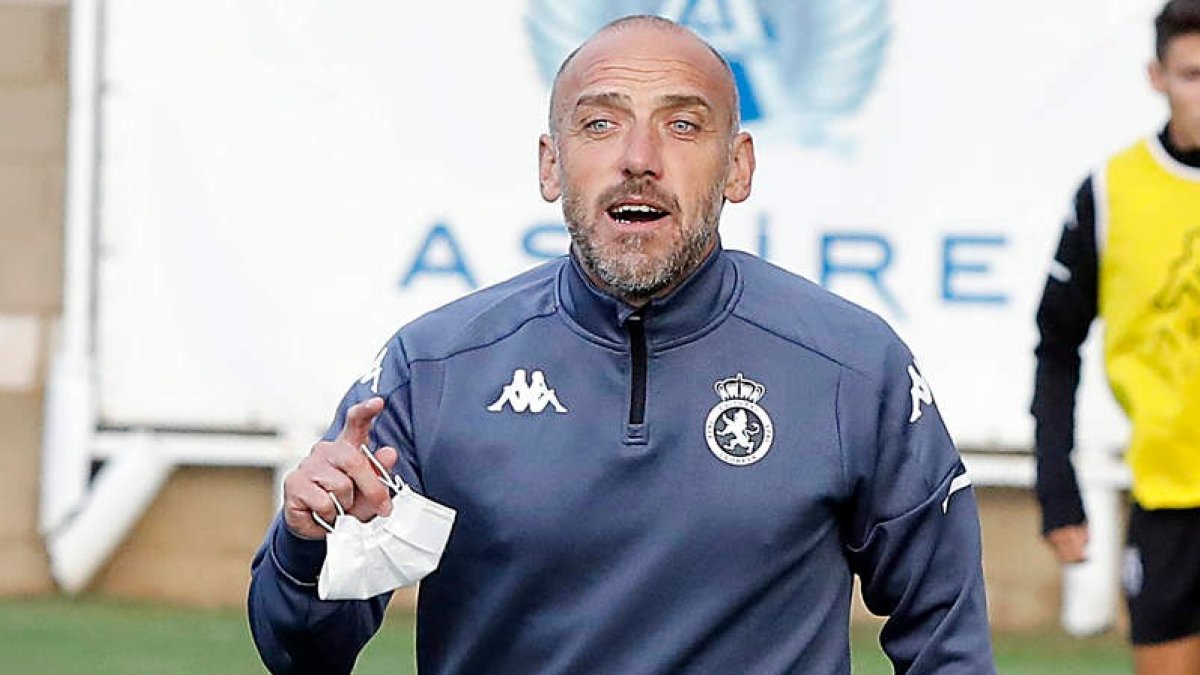 David Cabello trabaja a diario con su plantilla como mejor método para ganar. MARCIANO PÉREZ
