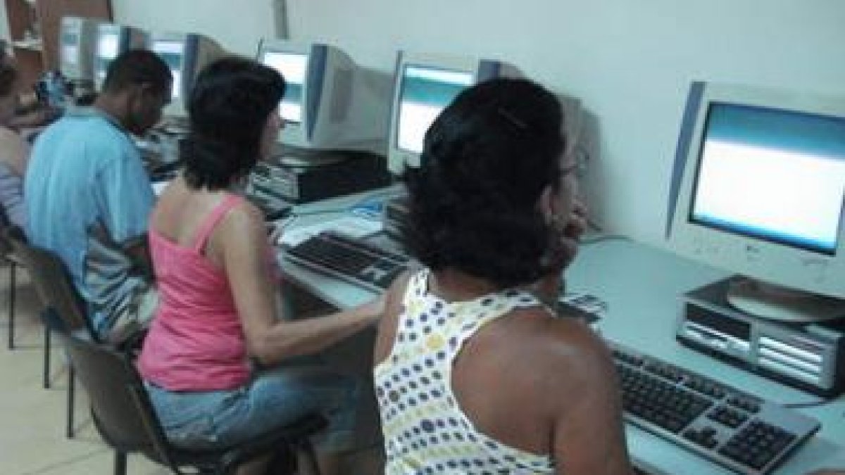 Un grupo de los participantes en los cursos de informática del Centro de Integración Local.