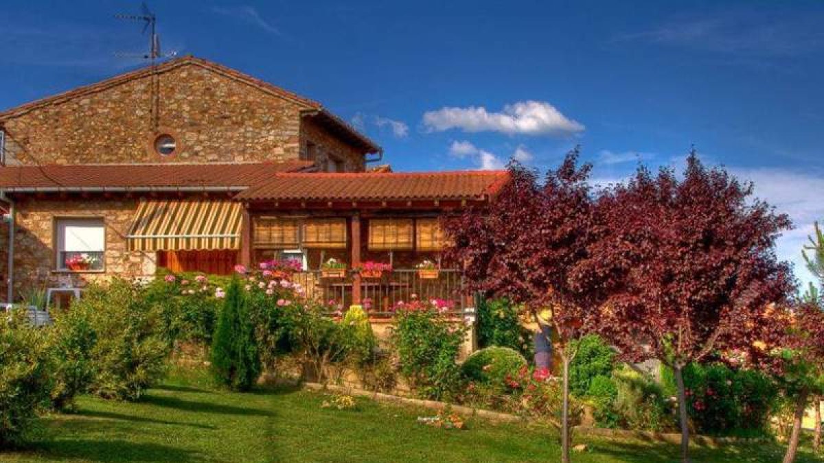 Jardín y uno de los dormitorios de El Rincón de la Rosa,en Brugosde Fenar.