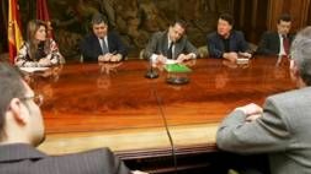 María José Alonso, Domingo Fuertes y Mario Amilivia, durante la reunión del CEL con el alcalde