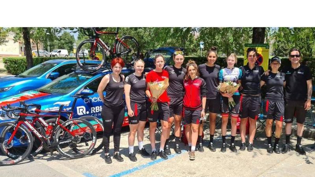 Anna Baidak, en la foto de la izquierda, con su trofeo de bronce. A la derecha las ciclistas y cuerpo técnico del Eneicat RBH GLobal. ENEICAT