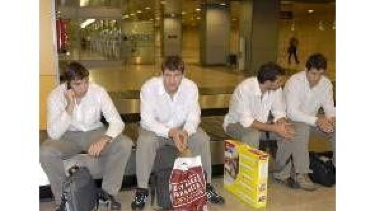 El equipo a su regreso ayer del viaje a Suiza