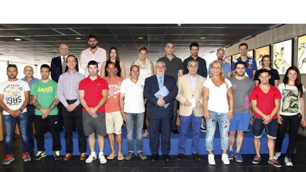 Lidia, junto a Alejandro Blanco, José Luis Mendoza y varios de los participantes en el curso.