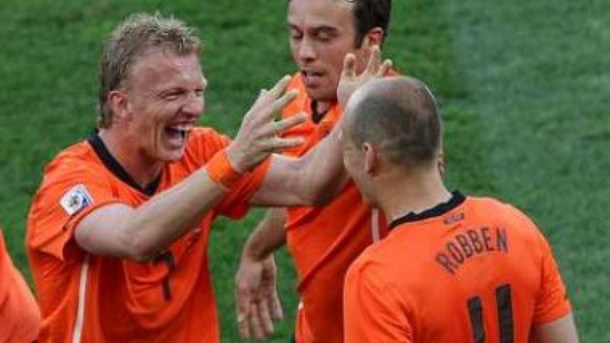 El holandés Robben es felicitado por su compañero Dirk Kuyt tras marcar el 1-0.