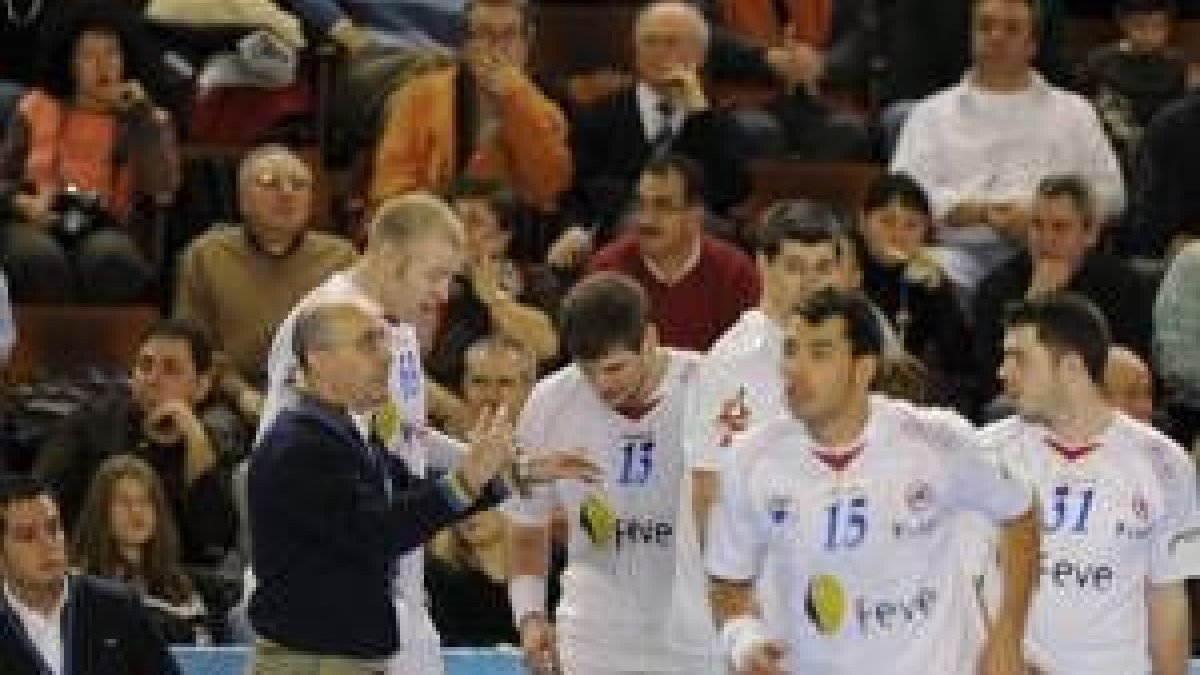 Jordi Ribera rodeado por sus hombres durante un momento del partido de ayer