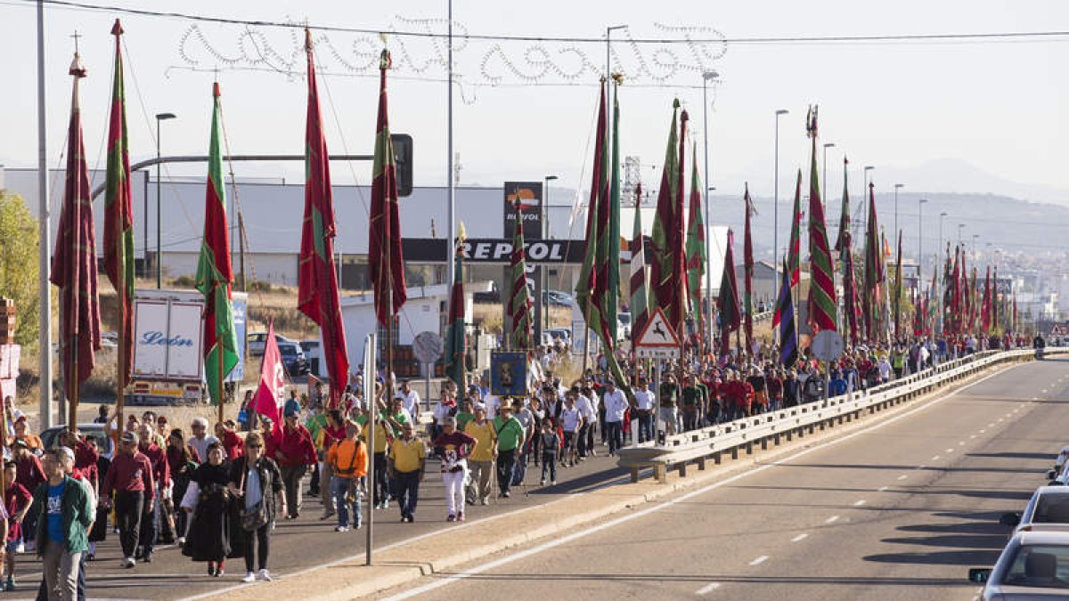 Los pendones, camino de La Virgen.