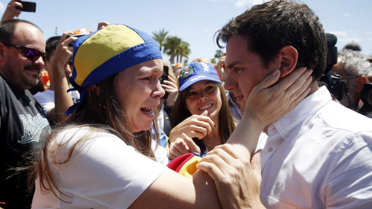 Rivera conversa con simpatizantes venezolanos en Valencia. KAI FÖRSTERLING