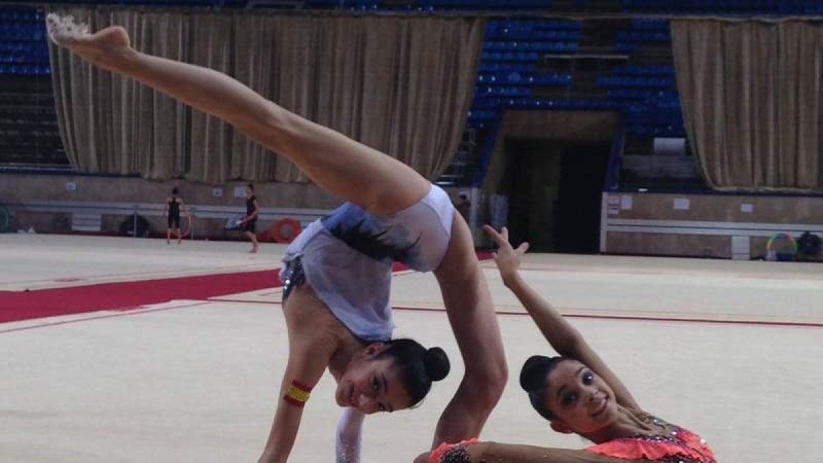 Paula, a la derecha, junto a su compañera de entrenamientos, Olatz. DL