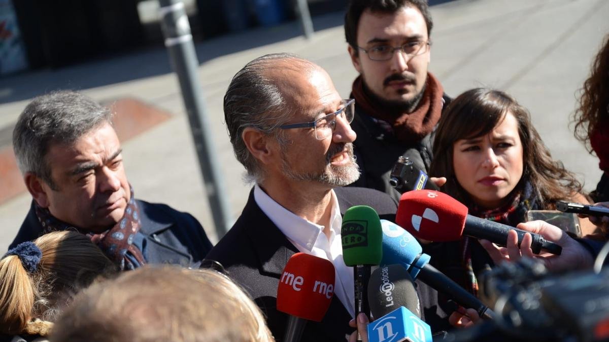 Luis Fuentes atiende a los medios en un momento de su visita a León