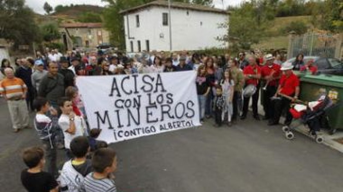 Acisa detuvo las fiestas patronales para solidarizarse con su vecino Alberto, minero.