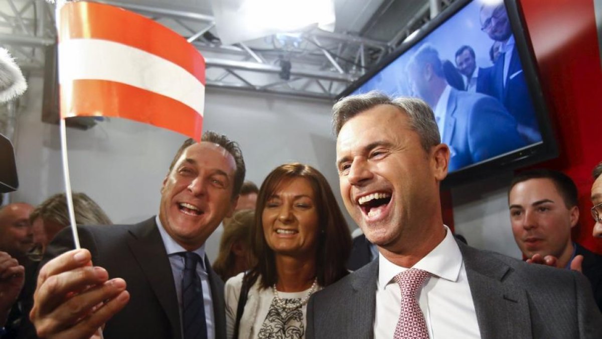 El candidato presidencial, Norbert Hofer (a la derecha), y el líder del FPO, Heinz-Christian Strache, celebran la victoria.