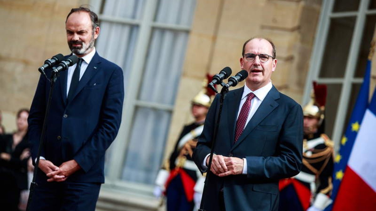 Edouard Philippe y Jean Castex ayer en el Elíseo, tras el relevo. CHRISTOPHE PETIT TESSON