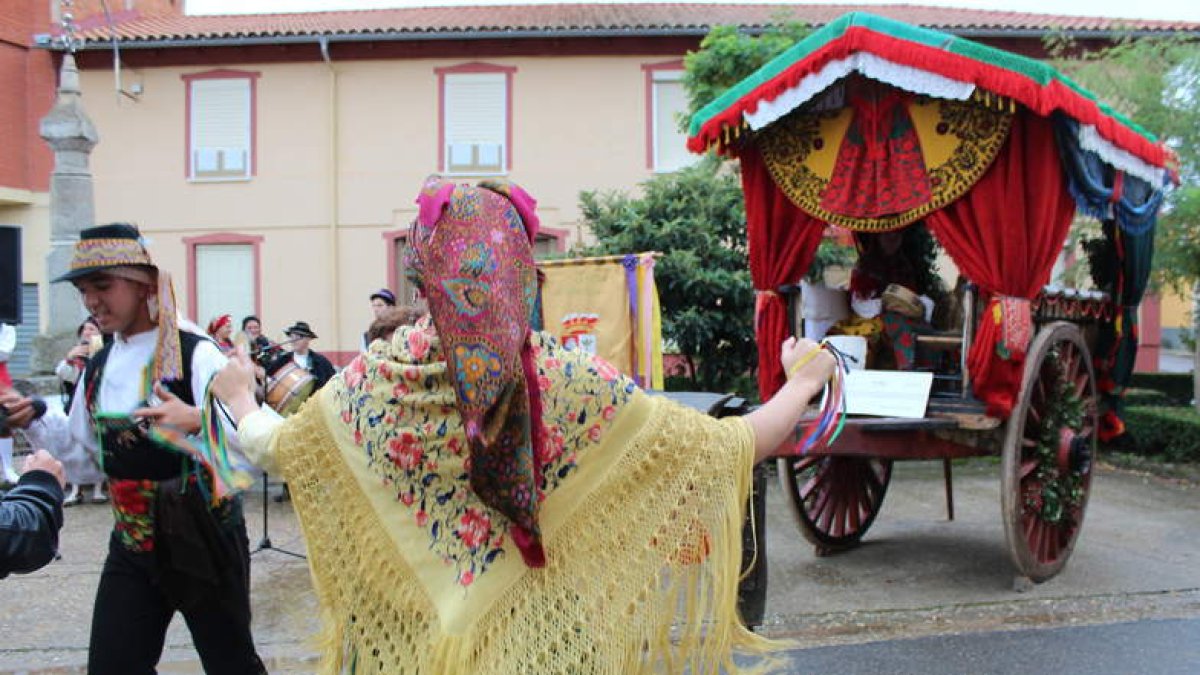 Alija exhibe el carro engalanado que ganó el primer premio en el concurso de San Froilán