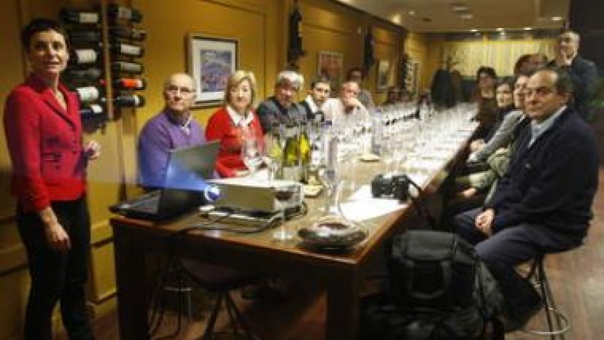 María Añibarro, directora comercial de Losada y Val de Sil, durante la cata en «Las Bridas&raq