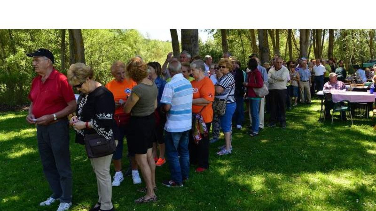 La Fiesta del Mayor reunió a más de 400 personas en Villamoros, donde se celebró una comida, charlas, bailes y juegos. DL