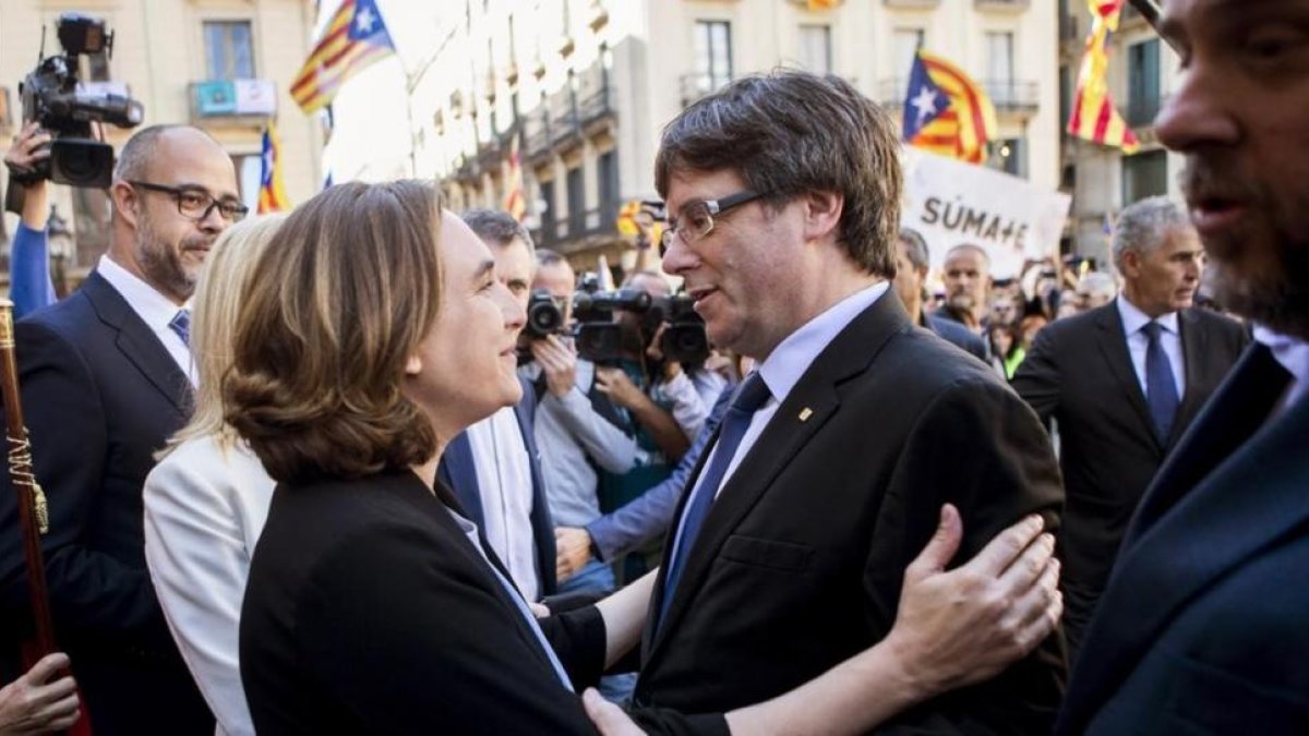 Ada Colau y Carles Puigdemont, este sábado, en la concentración en apoyo a los alcaldes investigados por el 1-O