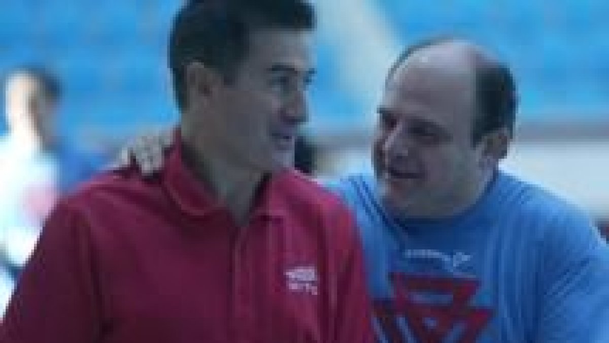 Equisoain, a la derecha, tiene en su mano ayudar a Ademar a obtener una plaza para la Champions