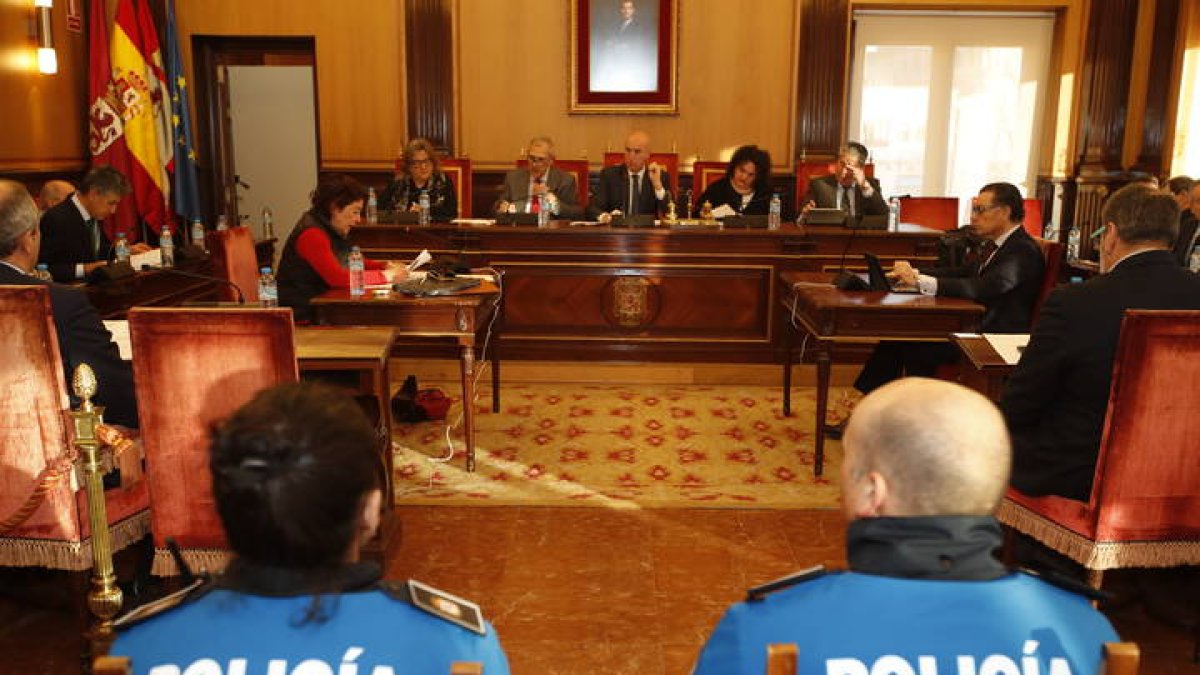 Pleno en el Ayuntamiento de León. RAMIRO