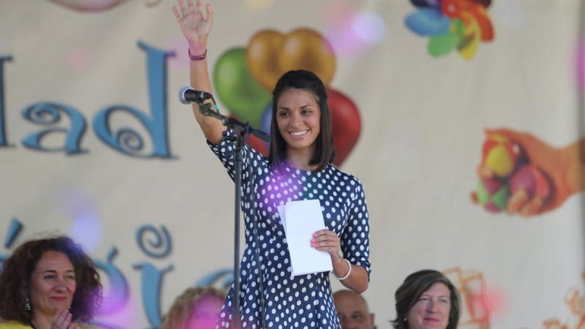 Nuria Lugueros, aplauida por la alcaldesa y la concejala de Cultura, ayer en Cima. L. DE LA MATA
