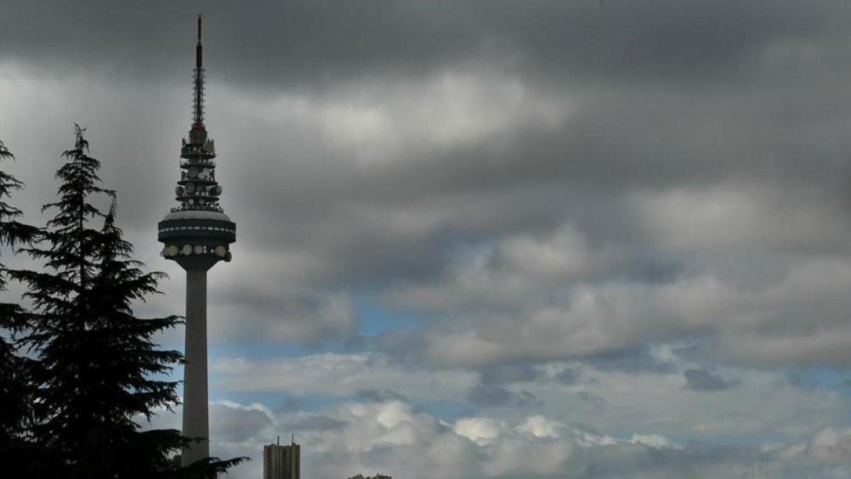 Imagen de Torrespaña, en Madrid, centro de los servicios informativos de RTVE e imagen de la televisión estatal española.