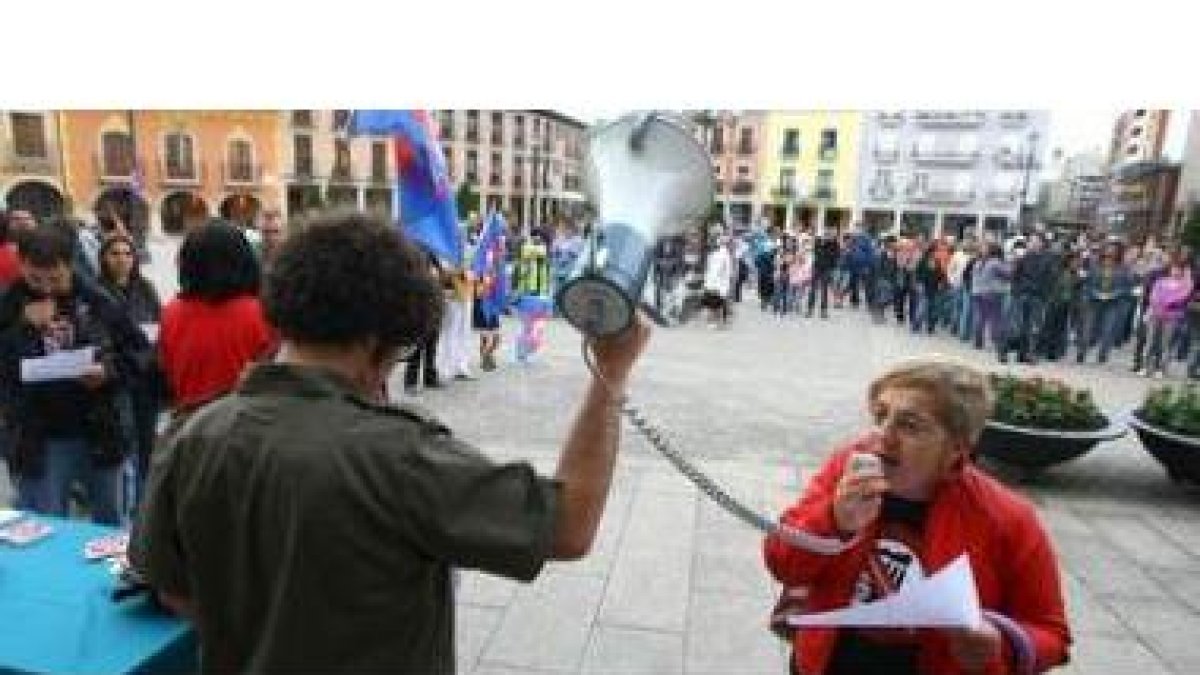 La plaza del Ayuntamiento de Ponferrada fue el lugar elegido ayer tarde para la manifestación contra