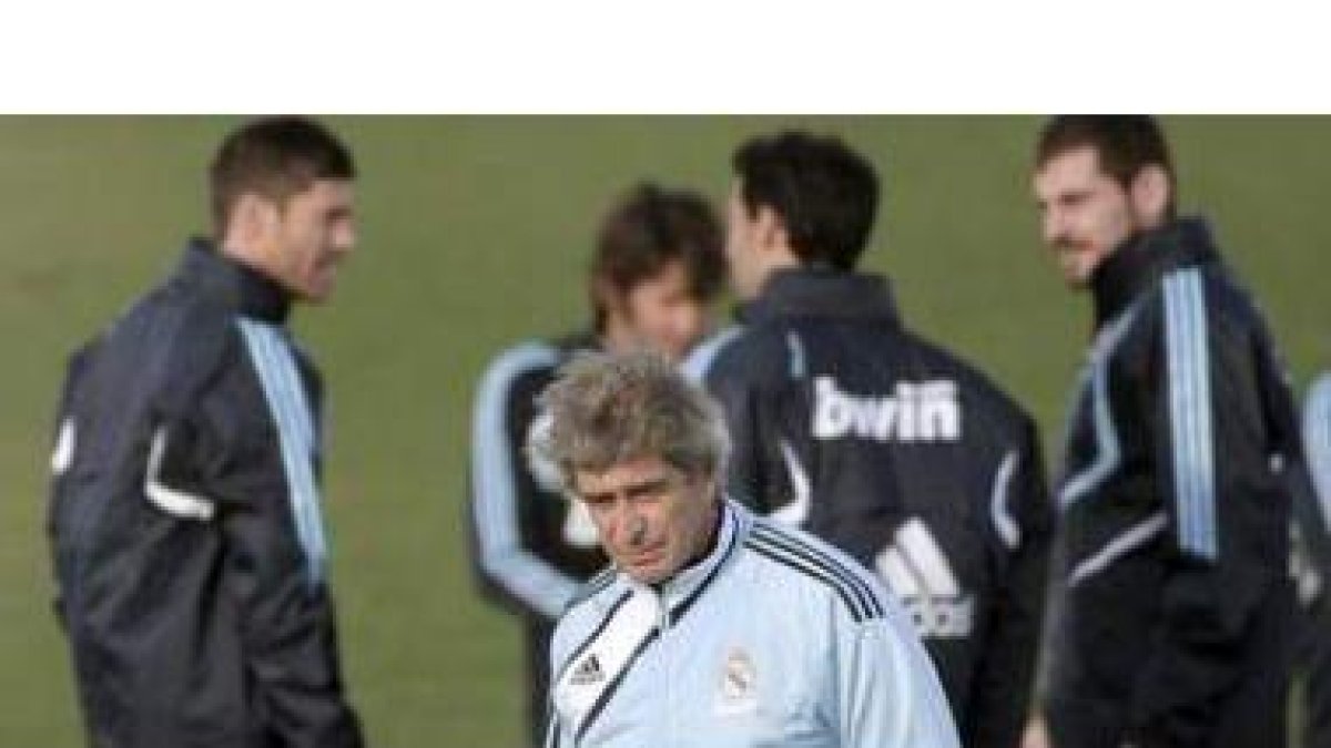 El entrenador del Real Madrid, Manuel Pellegrini, durante un entrenamiento.