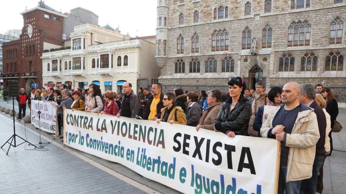 Un momento de la concentración de ayer frente al edificio de Botines.