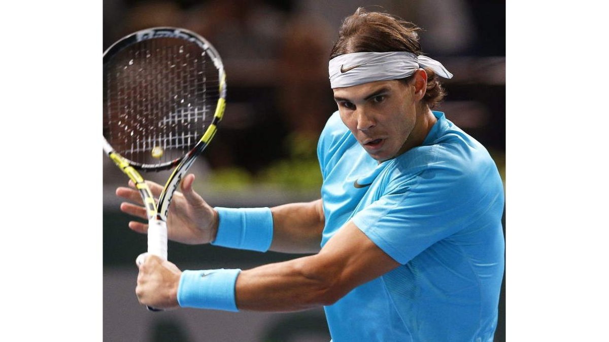 Nadal devuelve una bola en su partido ante Granollers.