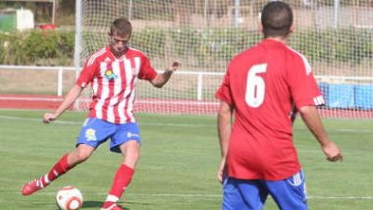 Llamazares se dispone a centrar tras controlar con anterioridad el esférico.