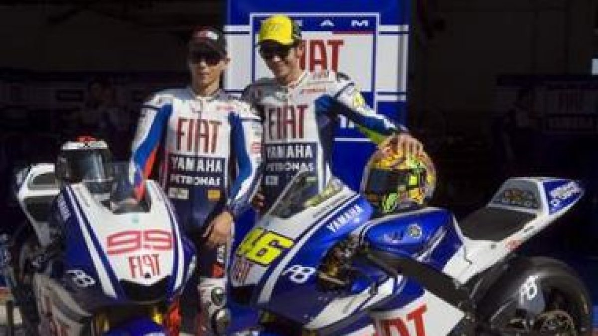 Rossi y Lorenzo ayer antes de iniciar los entrenamientos.