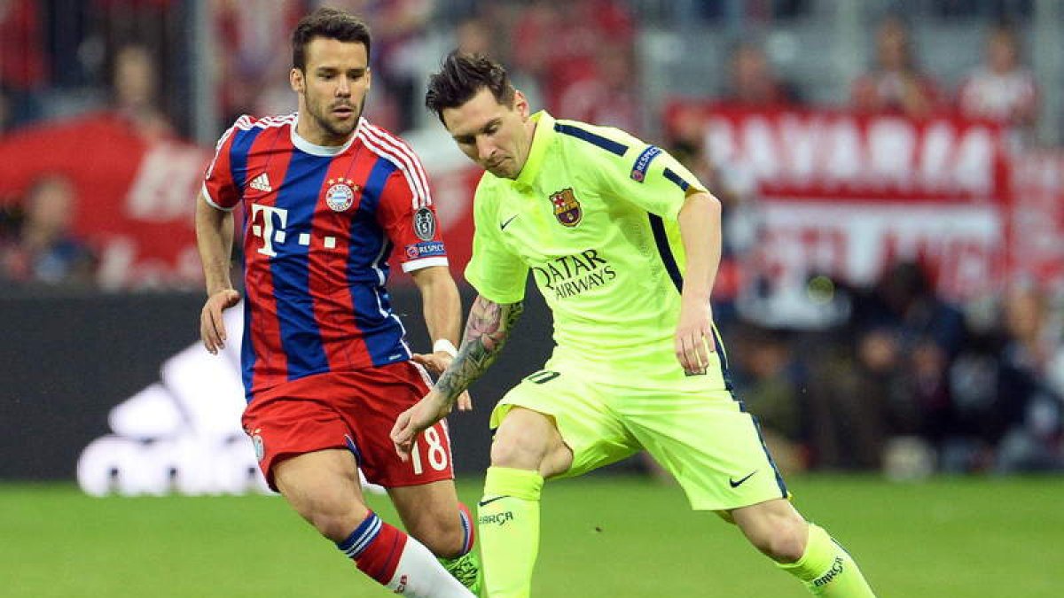 El jugador de Bayern Juan Bernat, a la izquierda, trata de frenar a Lionel Messi durante un lance del encuentro disputado en el Allianz Arena.