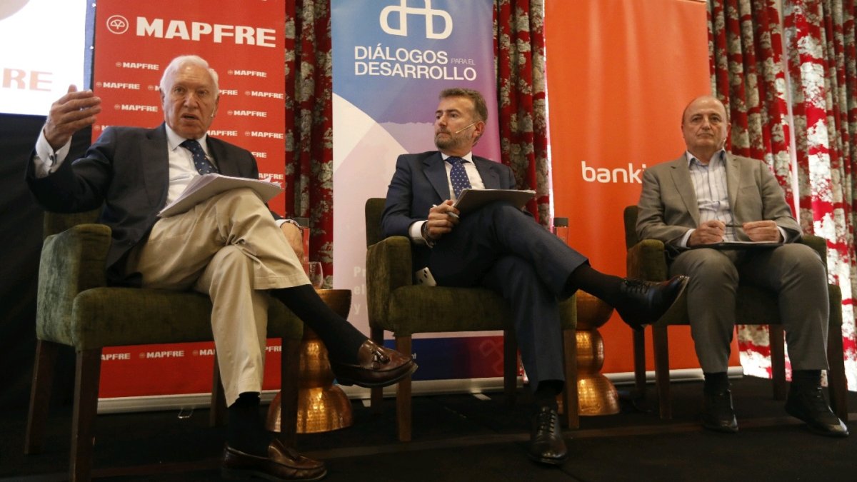 El exministro José Manuel García-Margallo realiza su análisis en el encuentro con el también exministro Miguel Sebastián, a la derecha. DL