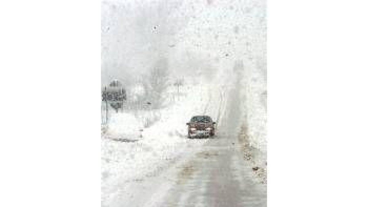 La quitanieves recorre las calles de Cistierna limpiando la capa de más de medio metro de nieve