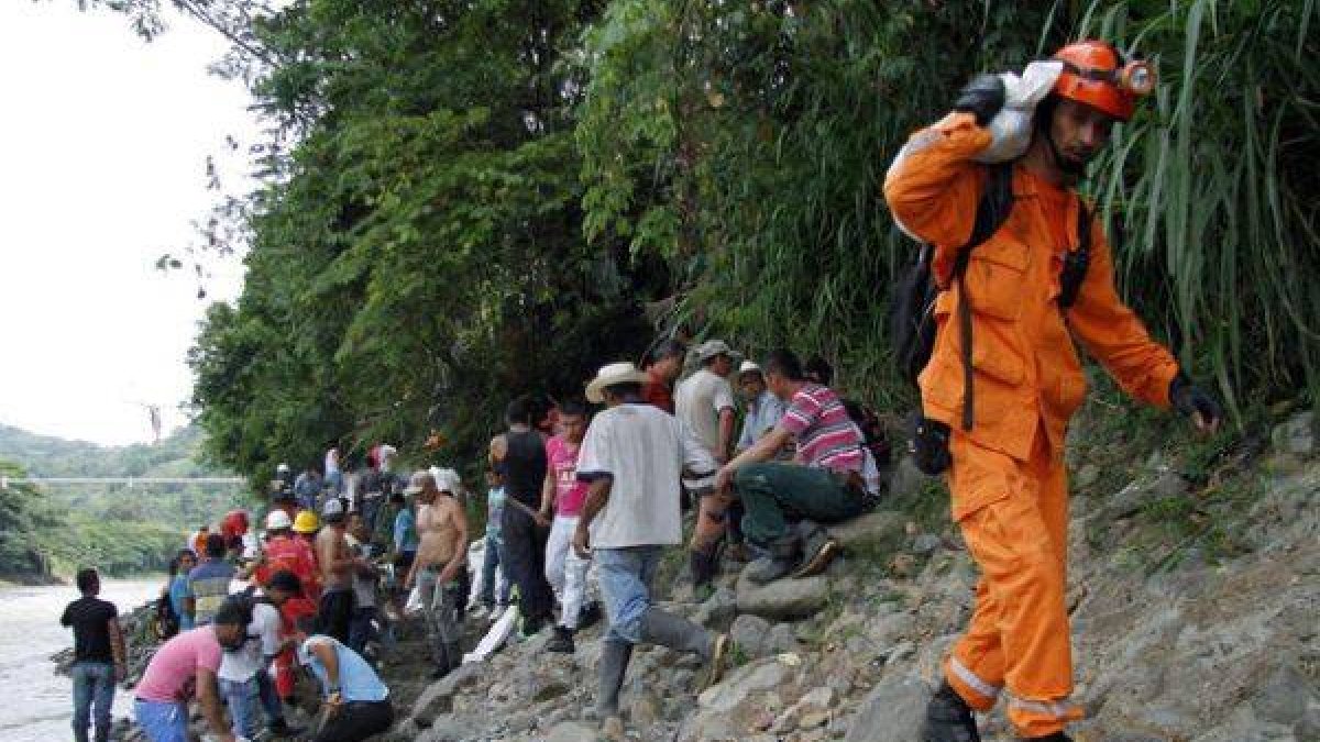 Defensa Civil participa en las labores de rescate de los 17 mineros atrapados en Riosucio.