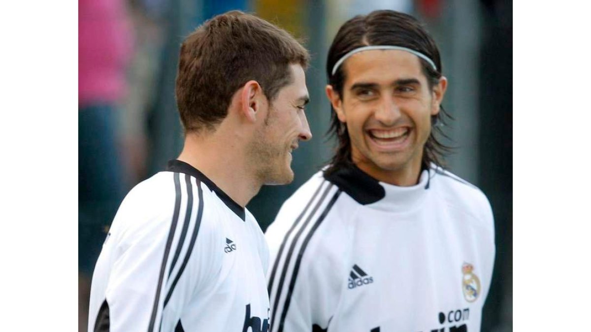 De la Red, técnico del juvenil del Madrid, charla con Casillas.