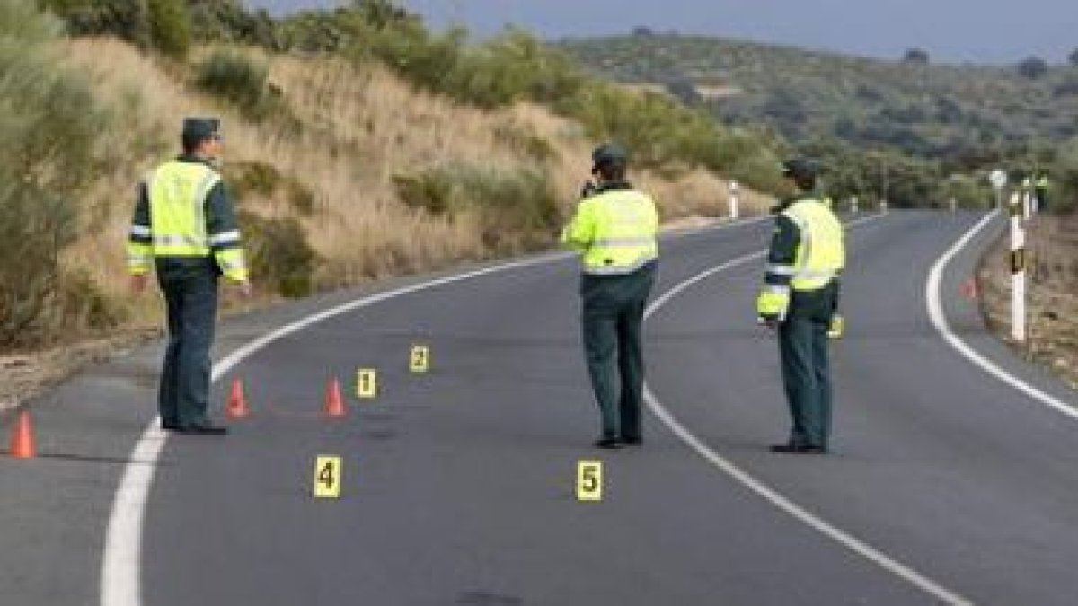 Un equipo de la Guardia Civil reconstruye el accidente en la misma carretera.