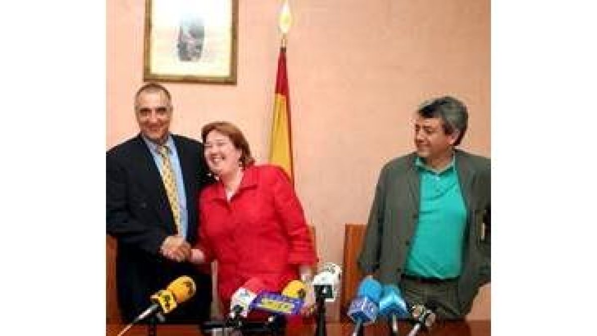 Victorino Alonso, Ana Durán y Miguel Martínez, en la firma del convenio