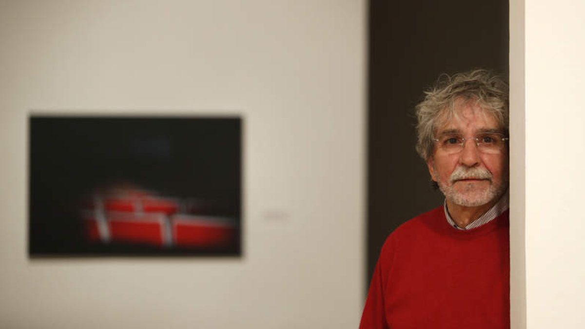 Antonio G. Celada, ayer, en el Instituto Leonés de Cultura en la Sala Provincia, junto a las fotografías de la exposición ‘The End’, de Cecilia Orueta. JESÚS F. SALVADORES
