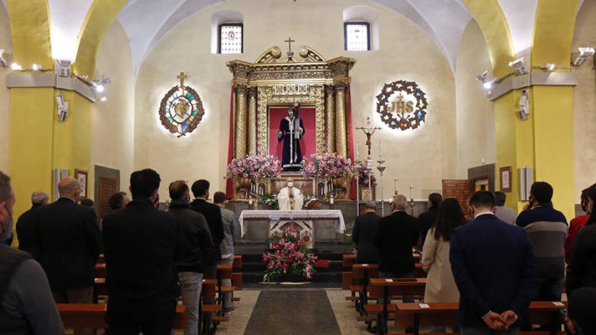Eucaristía de la cofradía del Dulce Nombre de Jesús Nazareno en la capilla de Santa Nonia. F. Otero Perandones.