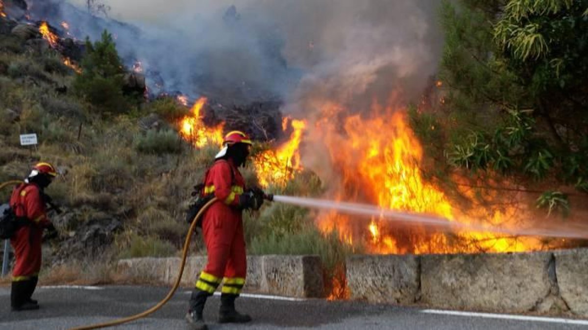 Miembros de la UME trabajan en la extinción del fuego en Gavilanes (Ávila), en una imagen de archivo. UNIDAD MILITAR DE EMERGENCIAS